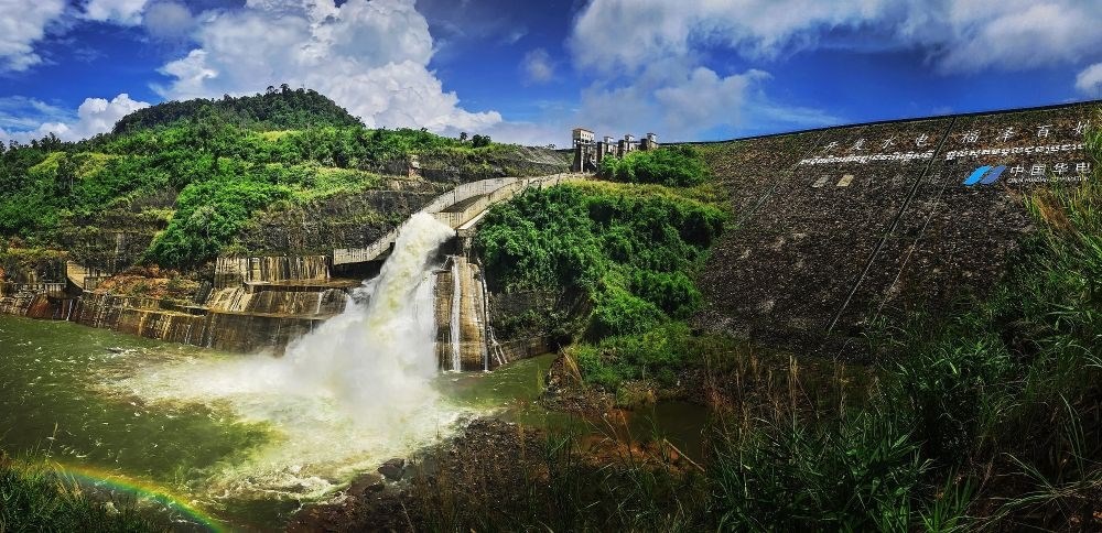 2018年6月22日在柬埔寨戈公省拍攝的中國援柬額勒賽水電站上大壩。