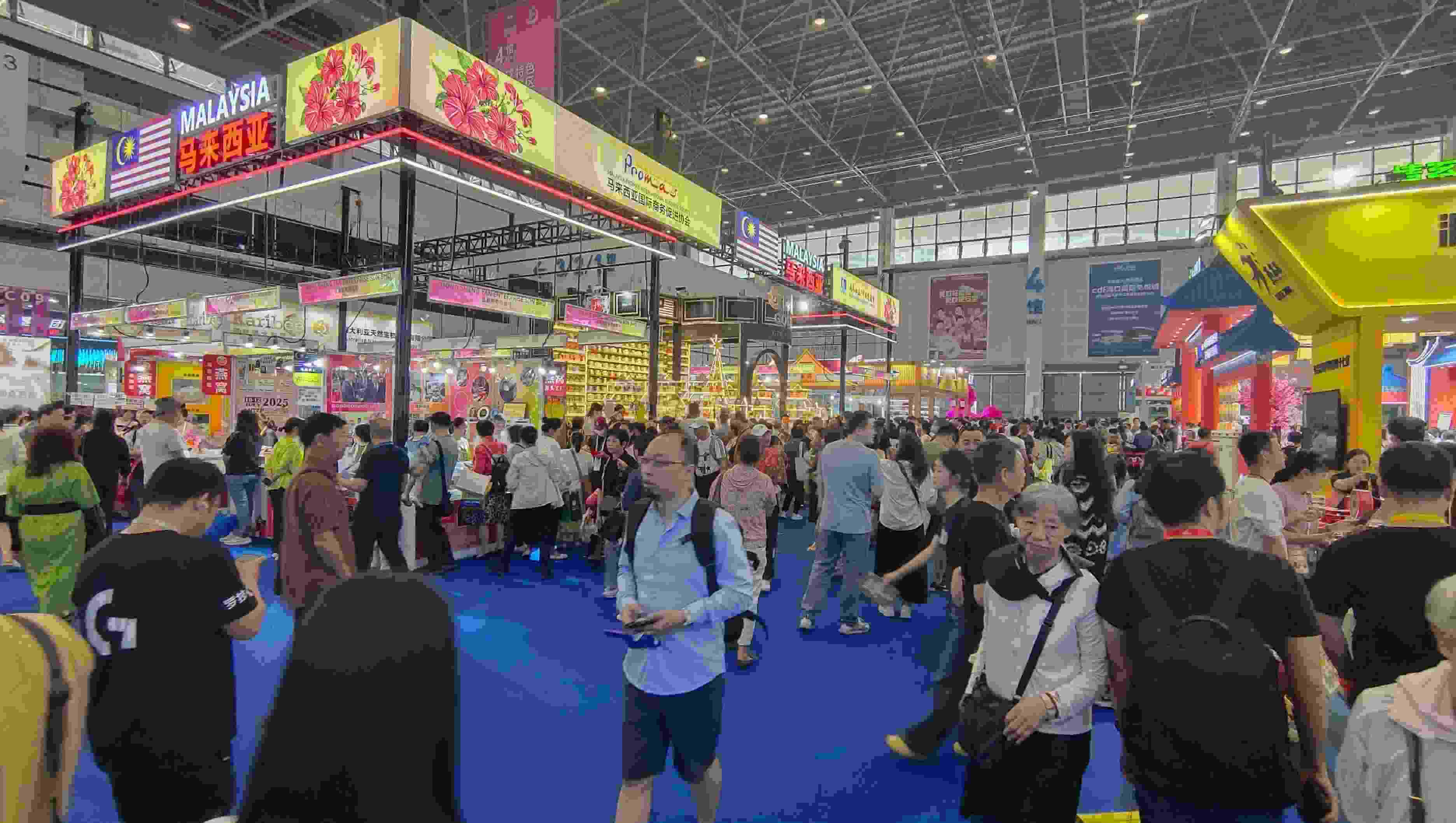 消博會迎來公眾開放日，眾多市民、客商來到展館參觀、購物。人民網(wǎng)記者 李彤?dāng)z