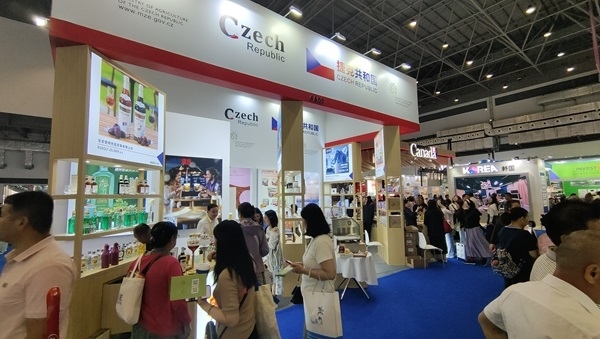 觀展者在各國展臺采購、咨詢。人民網(wǎng)記者 李彤?dāng)z