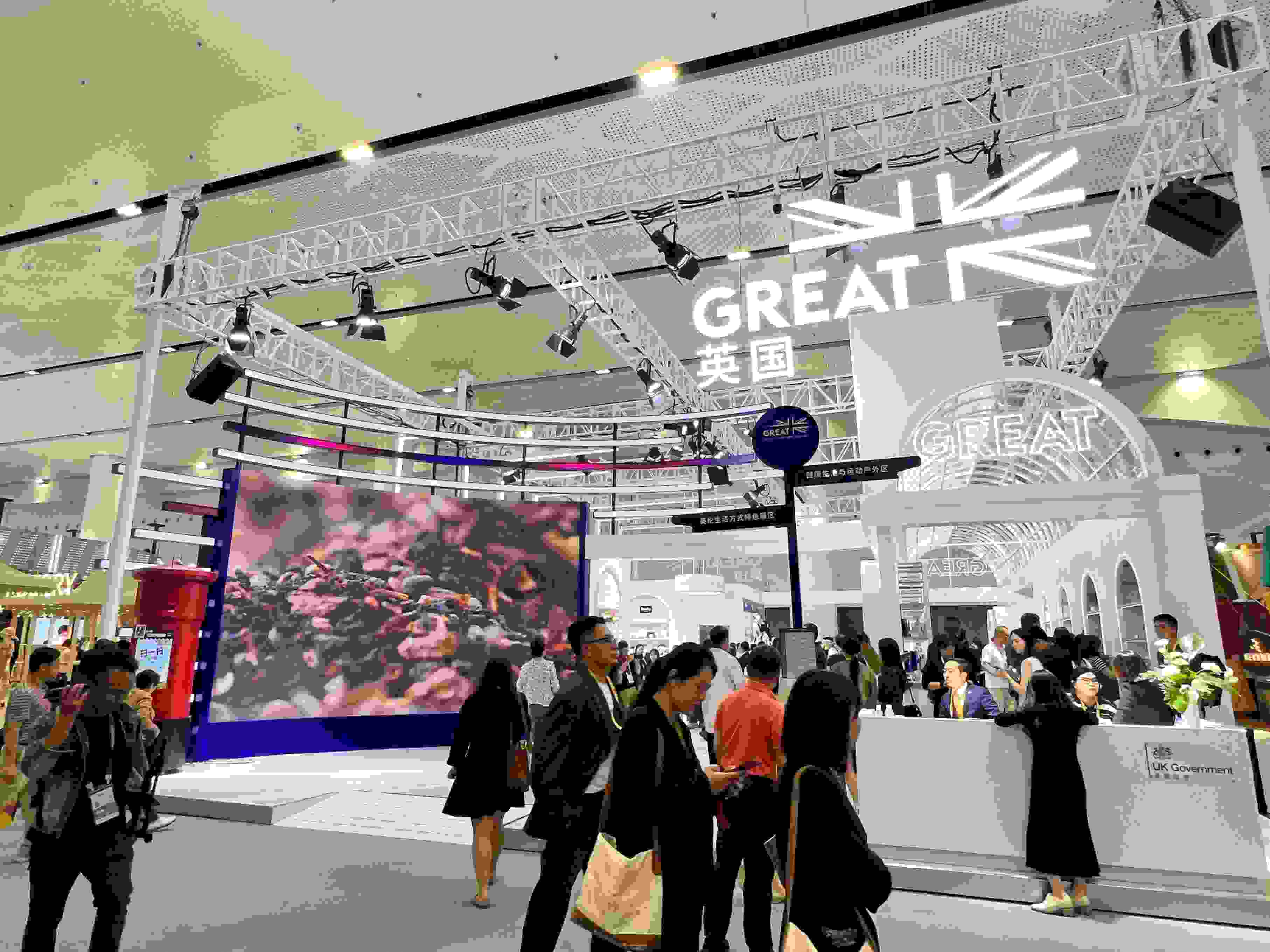 在消博會上，主賓國英國國家館開館。人民網(wǎng)記者 趙瞳攝