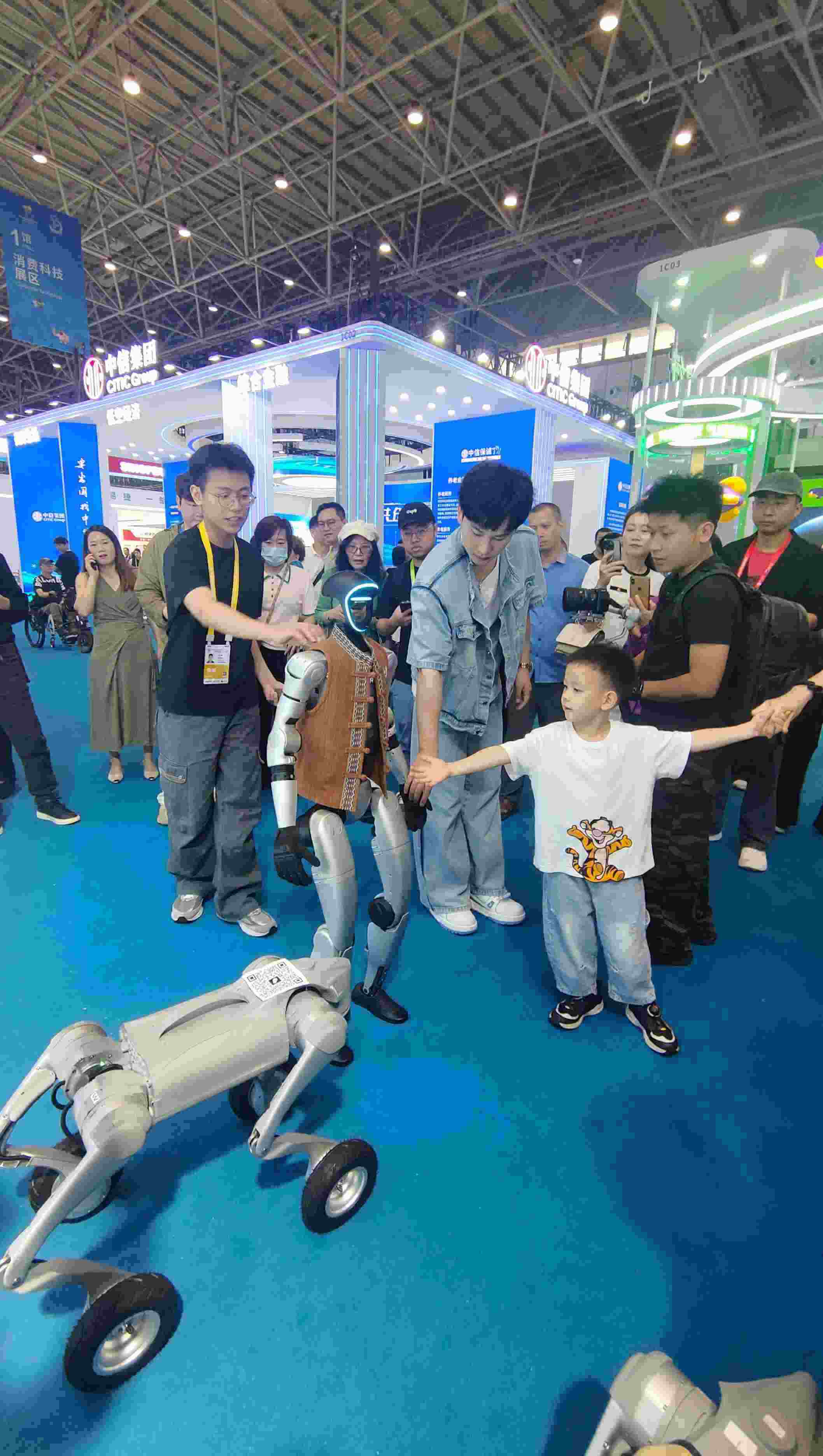 消博會現(xiàn)場，機(jī)器人等科技消費(fèi)產(chǎn)品吸引觀展者駐足。人民網(wǎng)記者 李彤?dāng)z
