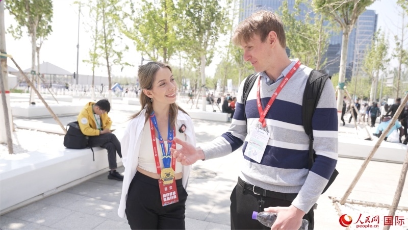 墨西哥的參賽選手阿蘭薩蘇?巴燕（左）與瑞士選手喬文韜。人民網(wǎng)記者 袁蒙攝