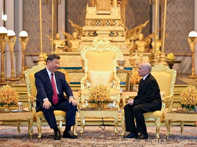 4月17日，柬埔寨國王西哈莫尼同習(xí)近平主席在金邊王宮舉行會(huì)見。