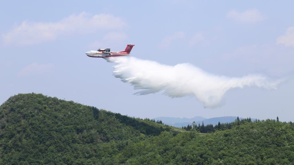 AG600飛機在四川西昌開展典型滅火場景驗證試飛科目（2023年6月攝）。新華社發(fā)（中國航空工業(yè)集團供圖）