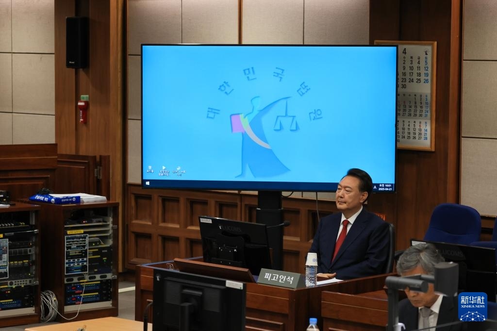 4月21日，尹錫悅在韓國首爾中央地方法院出席庭審。新華社/紐西斯通訊社
