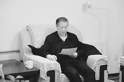 鐘秉林在閱讀相關(guān)文件