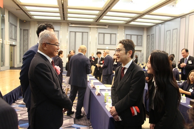 與會(huì)嘉賓熱切交流。中國(guó)駐福岡總領(lǐng)館供圖