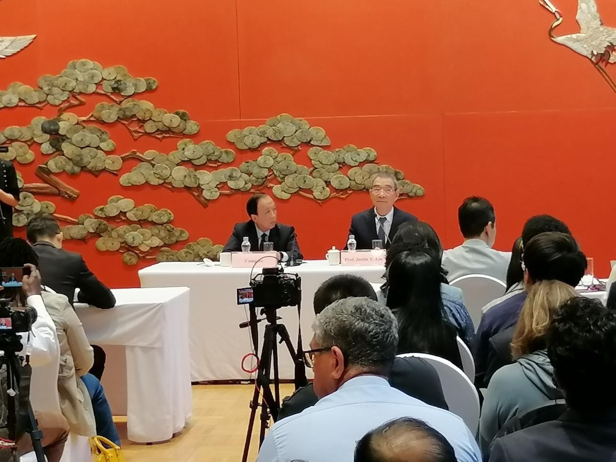 圖為21日舉行的“臨甲7號(hào)沙龍”，林毅夫（右一）在回答中外媒體記者的提問(wèn)。 人民網(wǎng)記者 李瀟攝