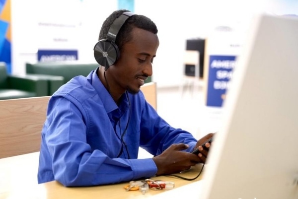 在明亮現(xiàn)代的信息技術閱覽室，當?shù)刈x者正在沉浸式學習，塔里克·易卜拉欣攝