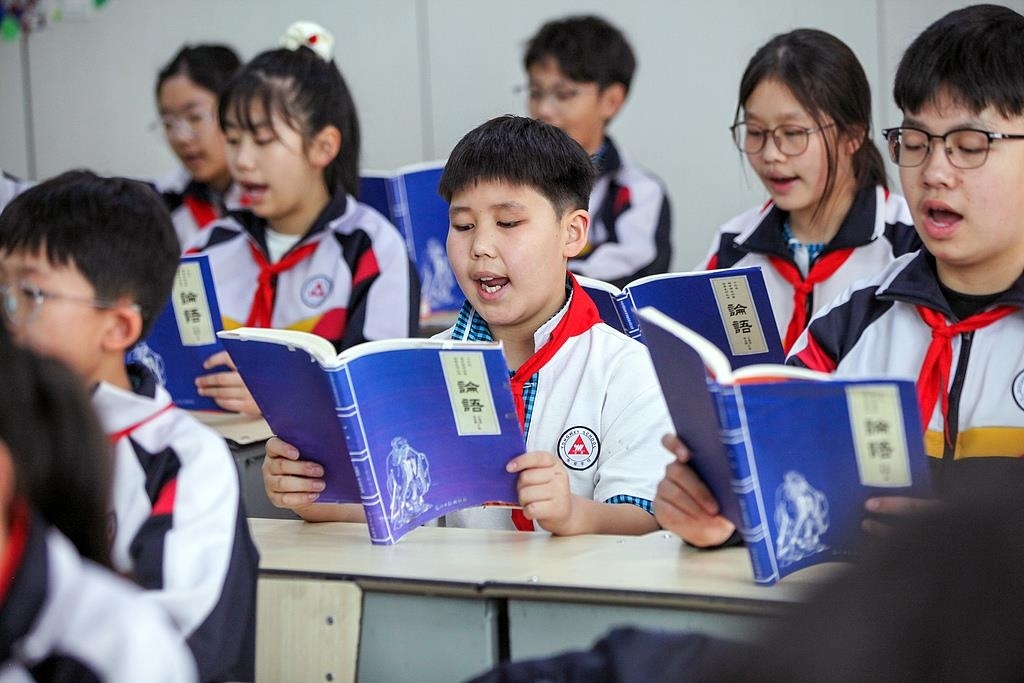 △2025年4月21日，河南焦作，學(xué)生們?cè)谡b讀《論語》。