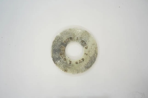 武王墩一號(hào)墓出土的鏤孔玉璧。全國(guó)十大考古新發(fā)現(xiàn)活動(dòng)辦公室供圖