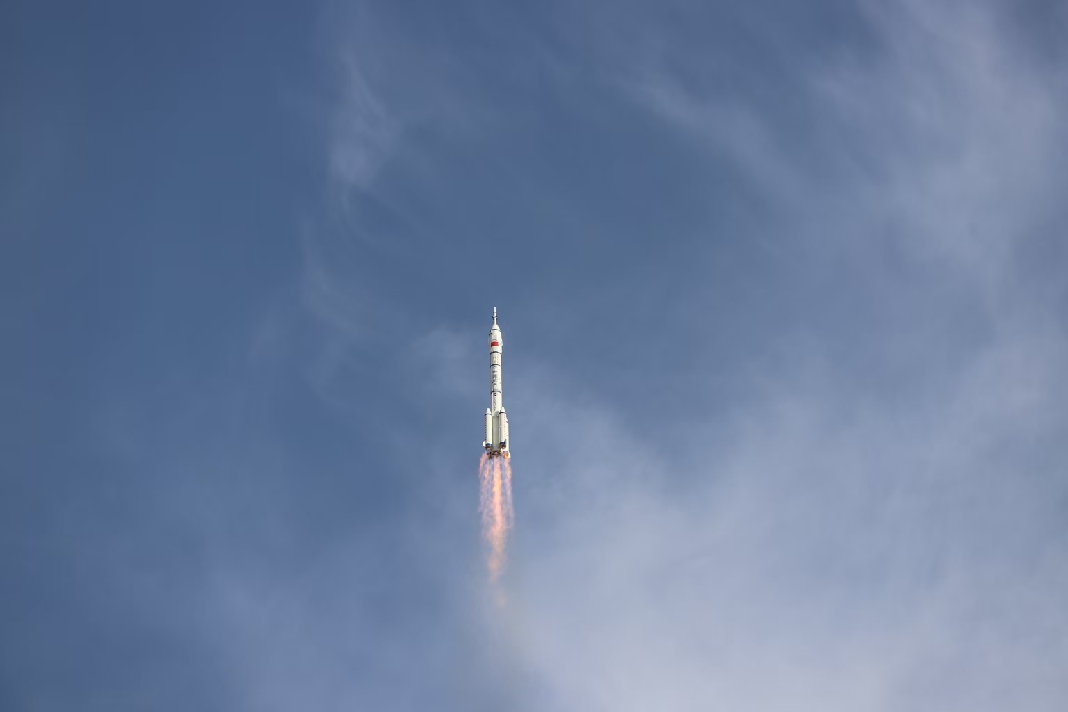 長(zhǎng)征二號(hào)F遙二十運(yùn)載火箭點(diǎn)火發(fā)射。人民網(wǎng)記者 黃帆攝