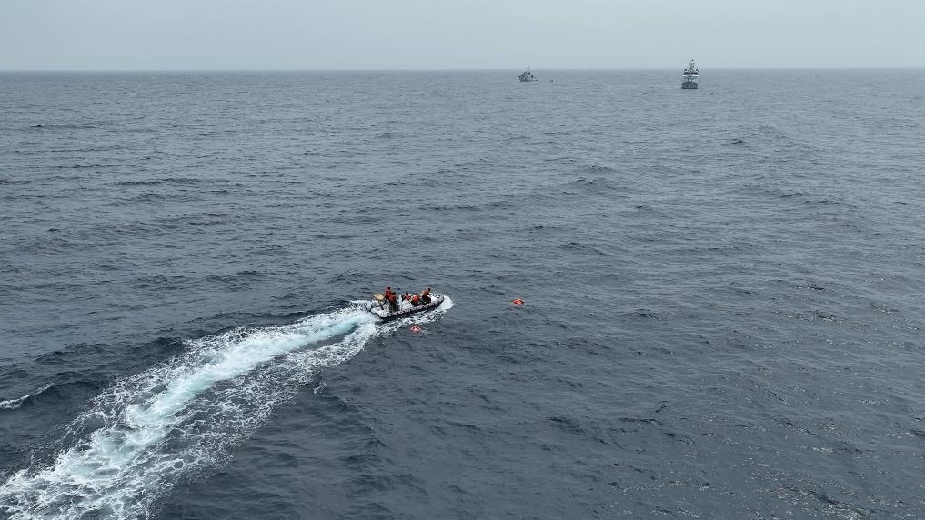 4月23日，中越海警開展海上聯(lián)合搜救演練，模擬營救落水人員。（中國海警供圖）