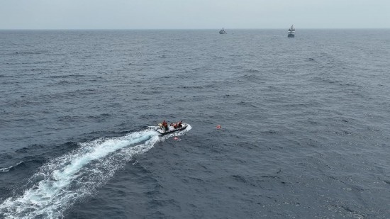 4月23日，中越海警開展海上聯(lián)合搜救演練，模擬營救落水人員。（中國海警供圖）