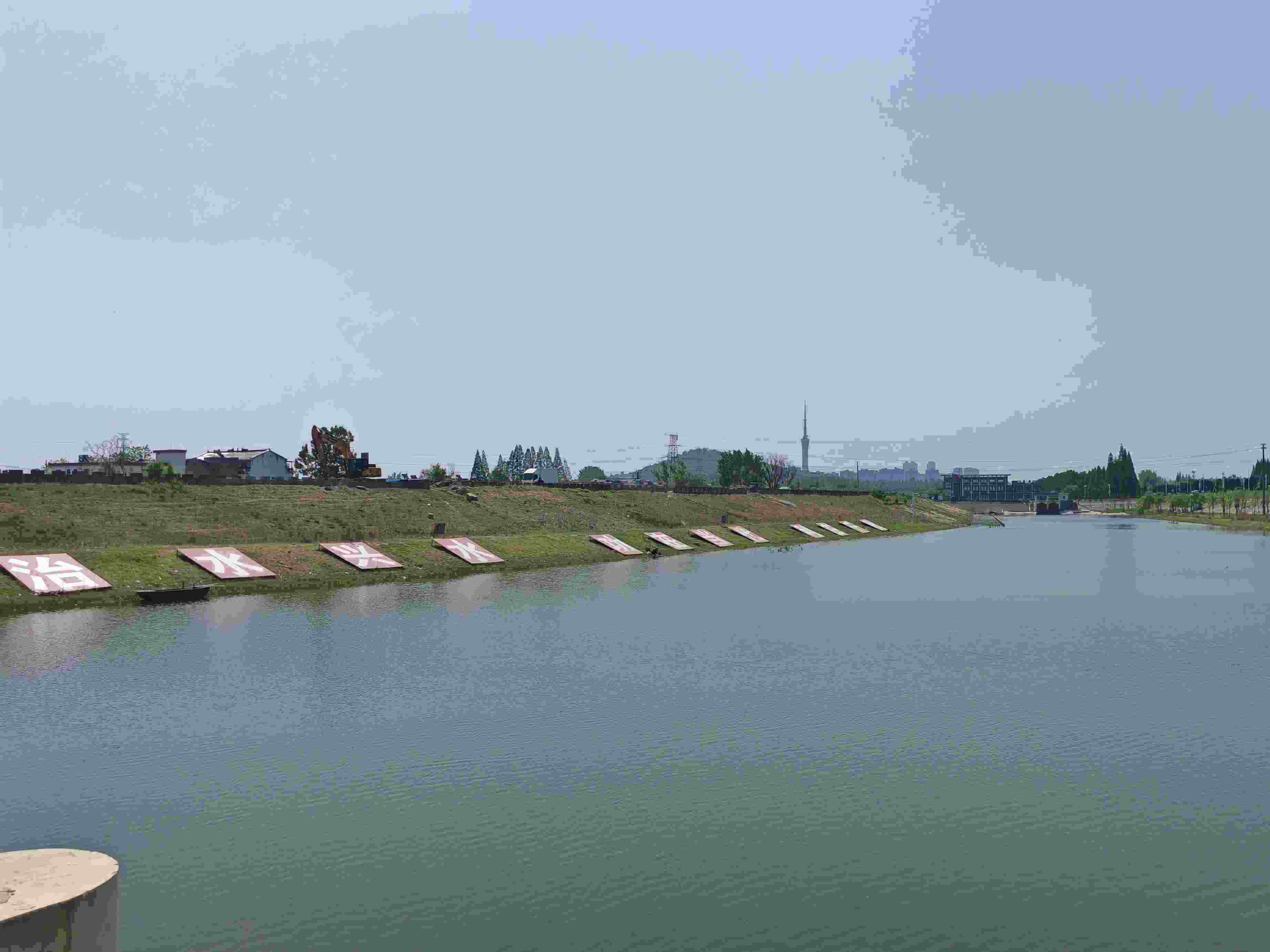 在龍子湖樞紐上眺望靚麗的淮河美景。人民網(wǎng)記者 王子鋒攝