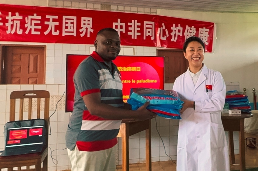 【3】贈(zèng)送抗瘧物資。中國(guó)（山西）第24批援喀麥隆姆巴爾馬尤醫(yī)療隊(duì) 供圖