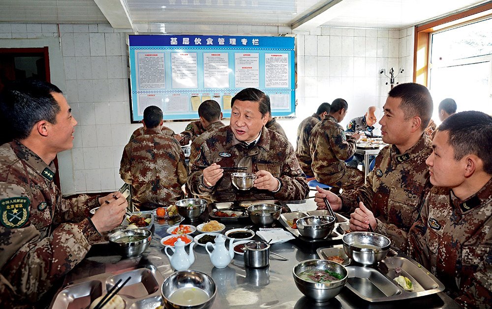 2014年1月26日，習(xí)近平主席專程來到內(nèi)蒙古軍區(qū)邊防某部，親切看望慰問戍邊官兵。這是在連隊(duì)食堂，習(xí)近平主席同戰(zhàn)士們一起用餐。