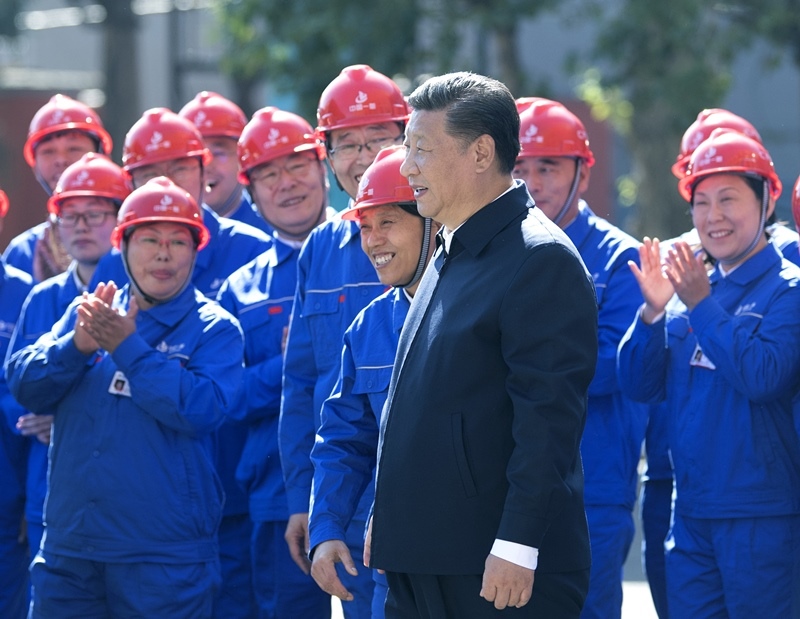 2018年9月26日，在中國一重集團(tuán)，習(xí)近平總書記走到工人中間，同大家親切交流。