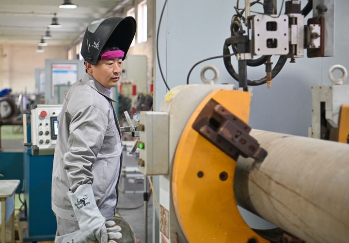 在中石化第四建設(shè)有限公司工匠學(xué)院，全國人大代表、中石化第四建設(shè)有限公司工匠學(xué)院焊接教練張振連操作自動焊機（2025年2月21日攝）。新華社記者 孫凡越 攝