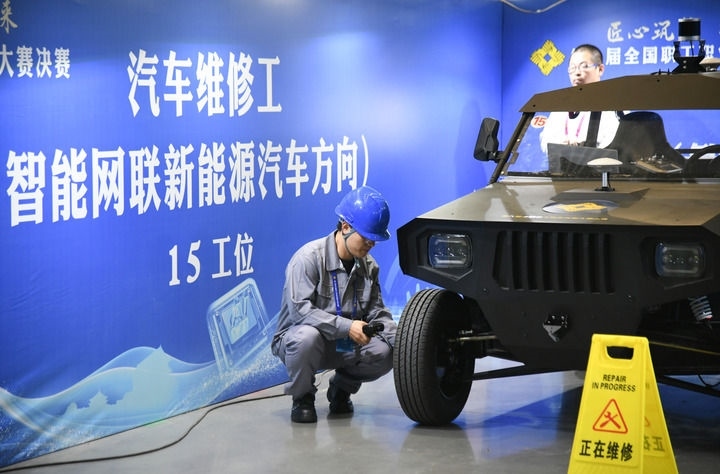 2024年9月11日，由全國總工會、人力資源和社會保障部等單位主辦的第八屆全國職工職業(yè)技能大賽決賽在陜西開幕。這是選手在位于西安國際會展中心的比賽場地參加汽車維修工（智能網(wǎng)聯(lián)新能源汽車方向）工種比賽。新華社記者 張博文 攝