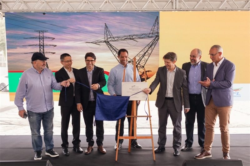 CPFL公司執(zhí)行副總裁弗拉維奧·恩里克·里貝羅（中）、CPFL輸電公司總裁李甫（左二）、南里奧格蘭德州州議員阿洛伊西奧·克拉斯曼（左一）、州長代表豪爾赫·波佐邦（右一）等出席投運儀式。 中國國家電網(wǎng)巴西電力CPFL公司供圖