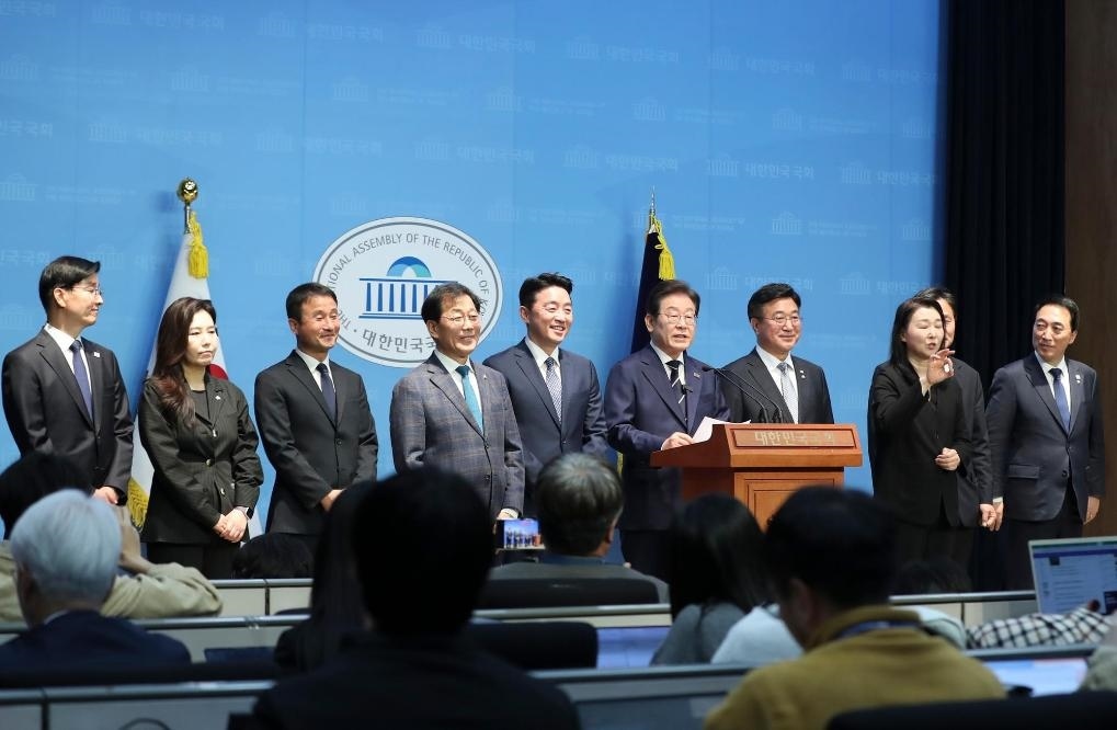 4月11日，李在明在韓國首爾舉行的新聞發(fā)布會上介紹他的總統(tǒng)競選團(tuán)隊。新華社記者姚琪琳攝