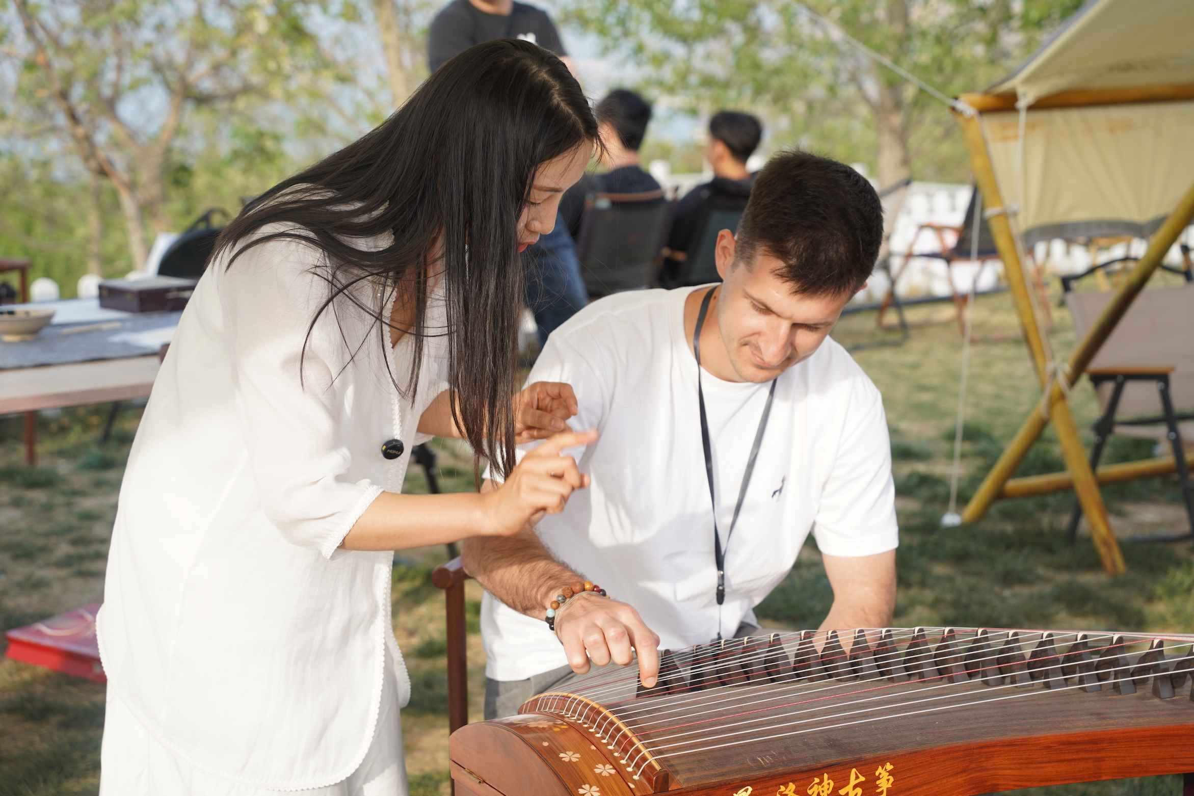 外媒體記者古箏體驗。主辦方供圖