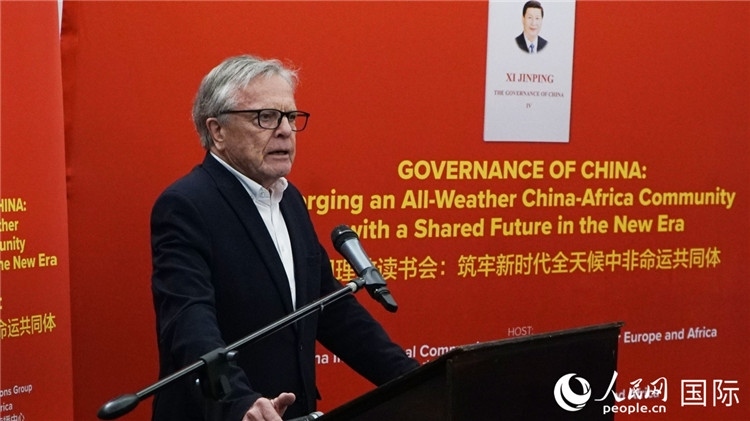 南非前駐日本、西班牙、馬達(dá)加斯加大使、浙江師范大學(xué)非洲研究院資深研究員赫特·赫羅布勒在讀書會(huì)上發(fā)言。人民網(wǎng) 劉暢攝