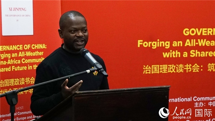 約翰內(nèi)斯堡大學(xué)非洲中國研究中心研究員葛迪恩·吉通加在讀書會(huì)上發(fā)言。人民網(wǎng) 劉暢攝