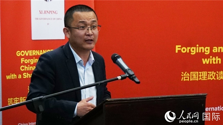 中非青年婦女協(xié)會(huì)主席、南非大學(xué)教授秦效順在讀書會(huì)上發(fā)言。人民網(wǎng) 劉暢攝