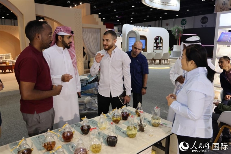 在“閱讀中國”館，當?shù)刈x者通過品味中國茶，了解中國文化。人民網(wǎng)記者 張志文攝