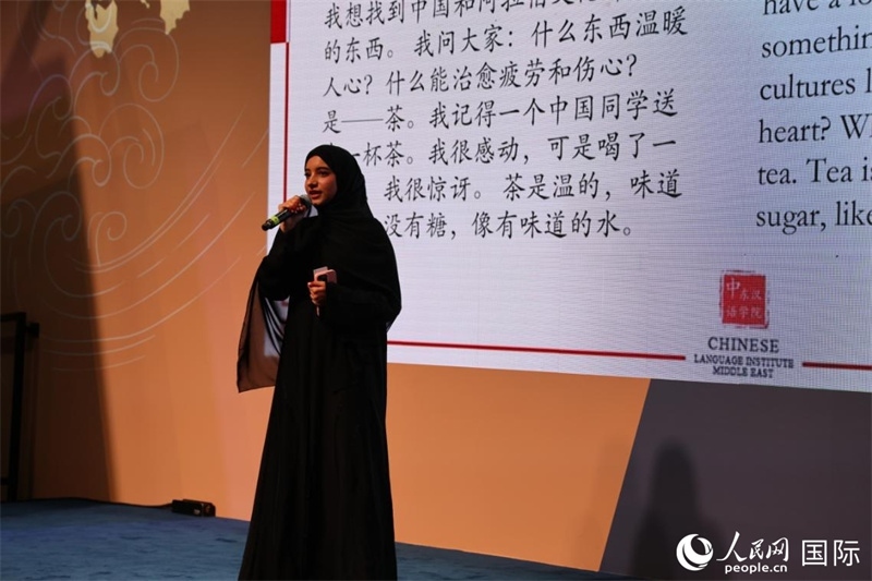 第四屆“阿聯(lián)酋眼中的中國”中文比賽上，一位阿聯(lián)酋漢語學習者與觀眾分享對中國茶文化的思考。人民網(wǎng)記者 張志文攝