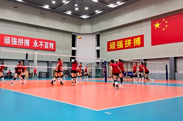4月28日，中國(guó)女排在主教練趙勇的帶領(lǐng)下進(jìn)行訓(xùn)練。人民網(wǎng)記者 胡雪蓉?cái)z