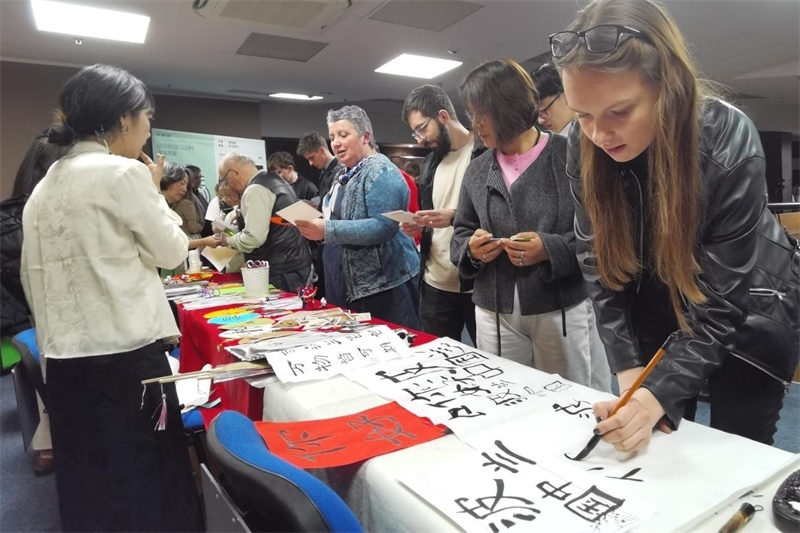 現(xiàn)場來賓體驗中國傳統(tǒng)文化。中國駐波蘭大使館供圖。