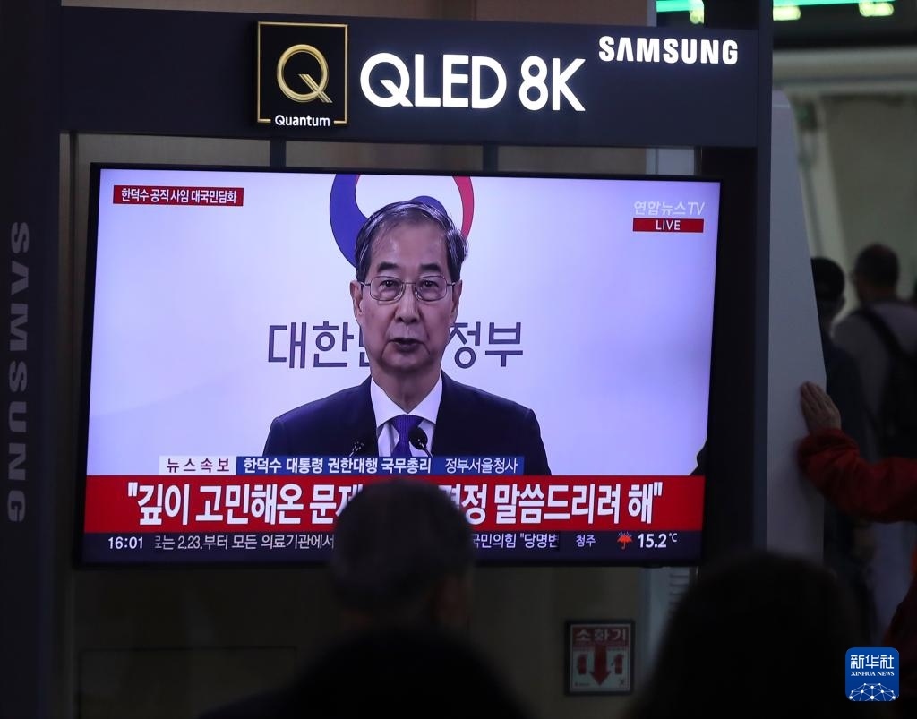 5月1日，在韓國(guó)首爾火車站，民眾觀看韓德洙辭職的新聞。新華社記者 姚琪琳 攝