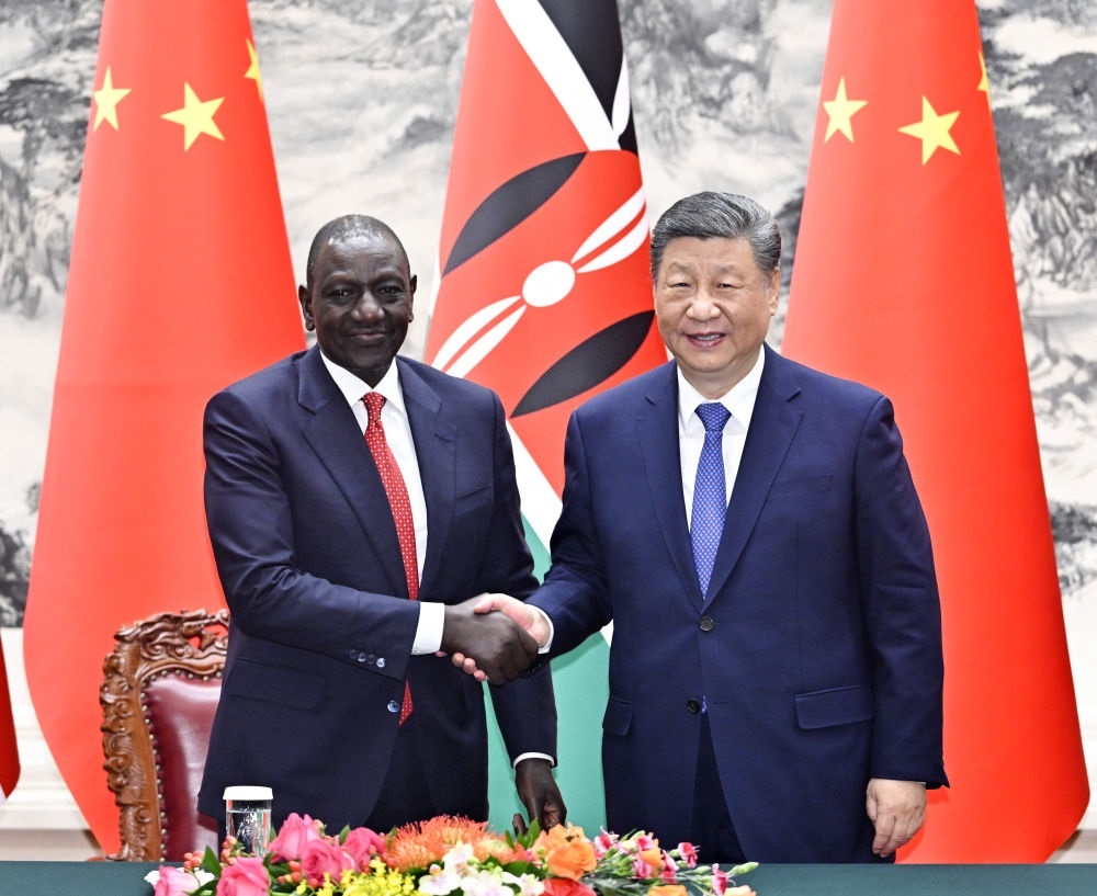 4月24日上午，國家主席習(xí)近平在北京人民大會堂同來華進(jìn)行國事訪問的肯尼亞總統(tǒng)魯托舉行會談。這是習(xí)近平同魯托握手。新華社記者 岳月偉 攝