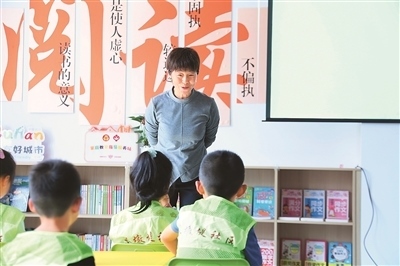 田桂月帶領(lǐng)孩子共讀繪本《點(diǎn)》。李澤罡攝