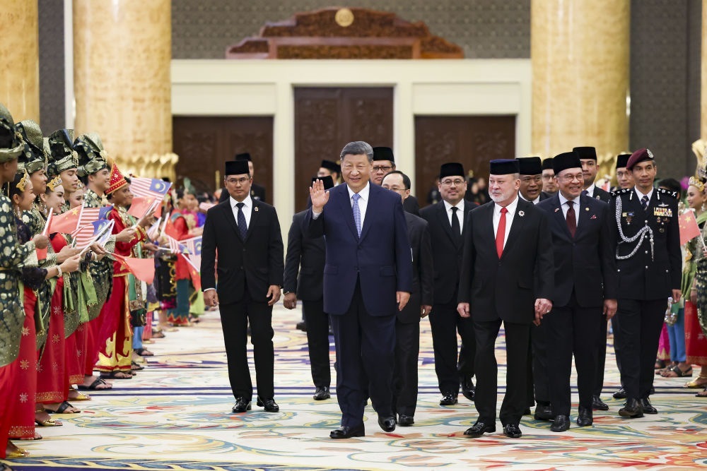 4月16日上午，馬來西亞最高元首易卜拉欣在馬來西亞國家王宮同中國國家主席習(xí)近平舉行會見。會見后，習(xí)近平出席易卜拉欣舉行的歡迎宴會。這是習(xí)近平向歡迎人群揮手致意。新華社記者 黃敬文 攝