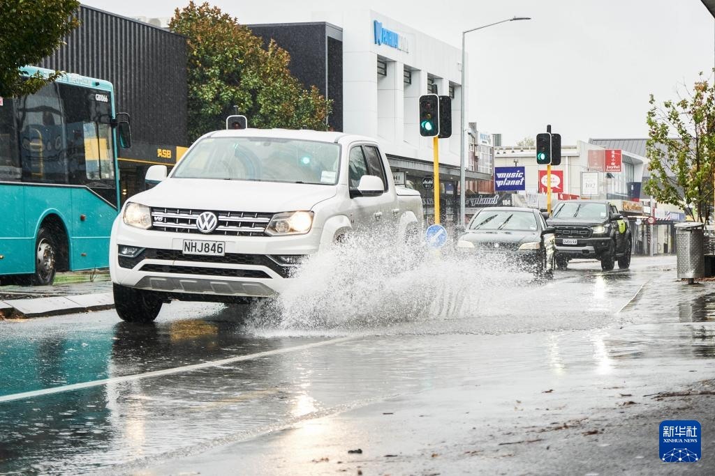5月1日，汽車行駛在新西蘭南島城市克賴斯特徹奇的街頭。新華社發(fā)（陳思雨蒙 攝）