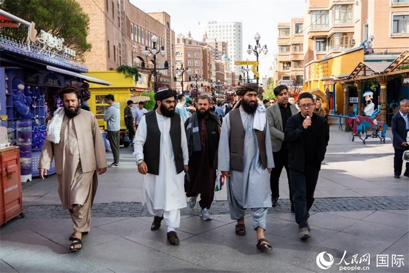 代表團在新疆國際大巴扎參觀。人民網(wǎng)記者 章凱風(fēng)攝