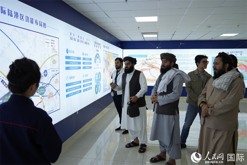 代表團在烏魯木齊國際陸港區(qū)參觀。人民網(wǎng)記者 章凱風(fēng)攝