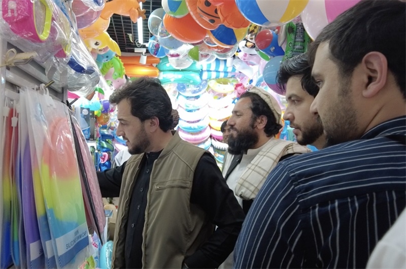 代表團在義烏國際商貿(mào)城參觀。CGTN記者 楊剛攝