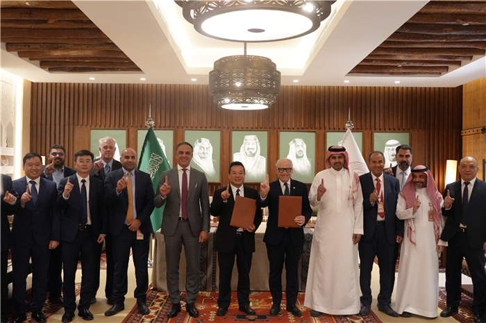 簽約合影。中國鐵建供圖