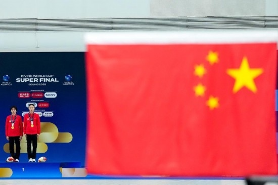 5月2日，獲得2025年跳水世界杯總決賽女子雙人10米臺(tái)冠軍的中國組合陳芋汐（右）/全紅嬋在頒獎(jiǎng)儀式上。新華社記者 鞠煥宗 攝