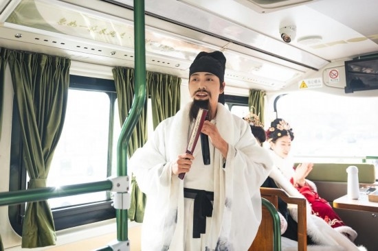 身著古裝的“伴游”在“長安尋夢”主題觀光車上為游客講解。（受訪者供圖）