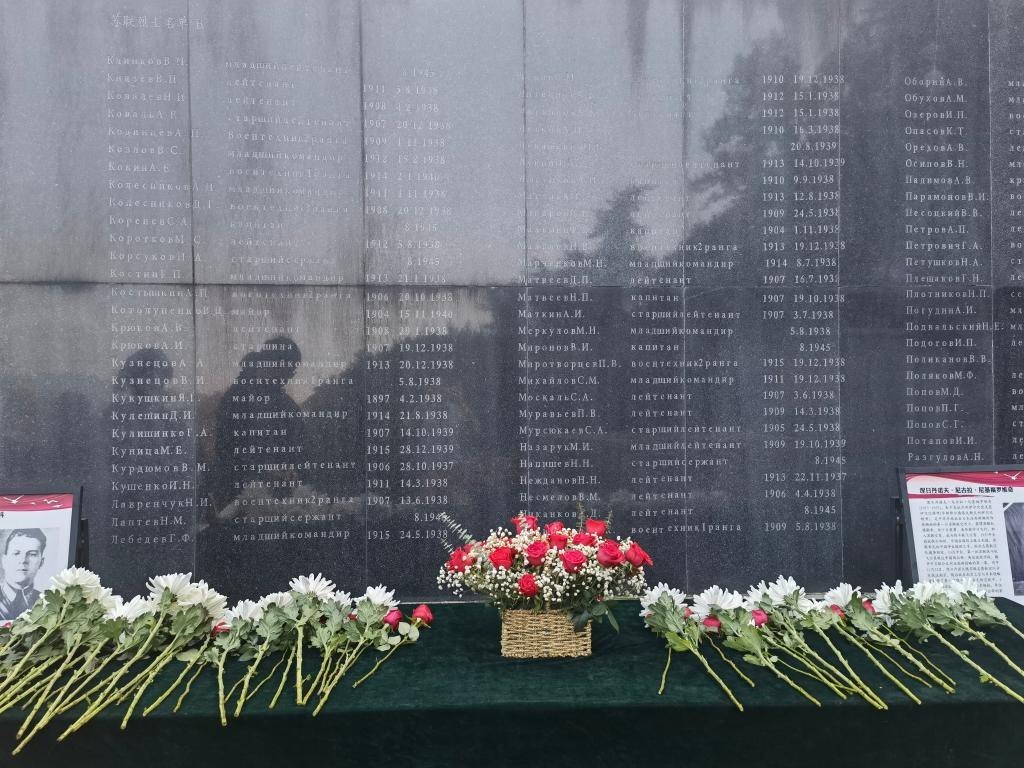 在南京抗日航空烈士紀(jì)念館鐫刻有蘇聯(lián)籍抗日航空英烈名錄的紀(jì)念碑前，擺放著人們獻(xiàn)上的鮮花（2024年11月22日攝）。新華社記者 邱冰清 攝