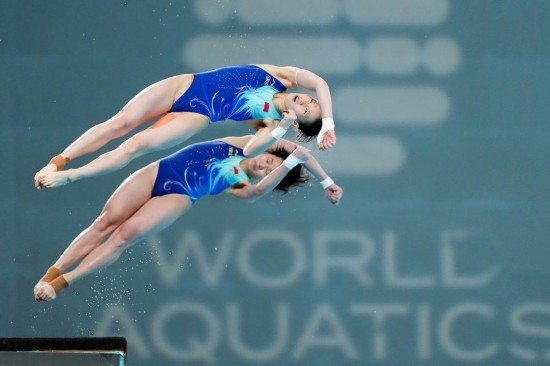 5月2日，陳芋汐（上）/全紅嬋在比賽中。新華社記者 鞠煥宗 攝