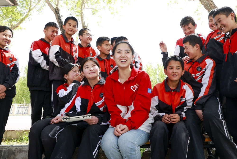 4月23日，在新疆克州阿圖什市哈拉峻鄉(xiāng)謝依特小學(xué)，支教教師高淑賢和學(xué)生們在一起。