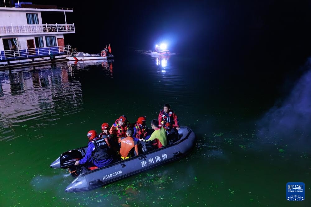 5月5日，救援人員在進(jìn)行搜救。新華社記者 劉續(xù) 攝