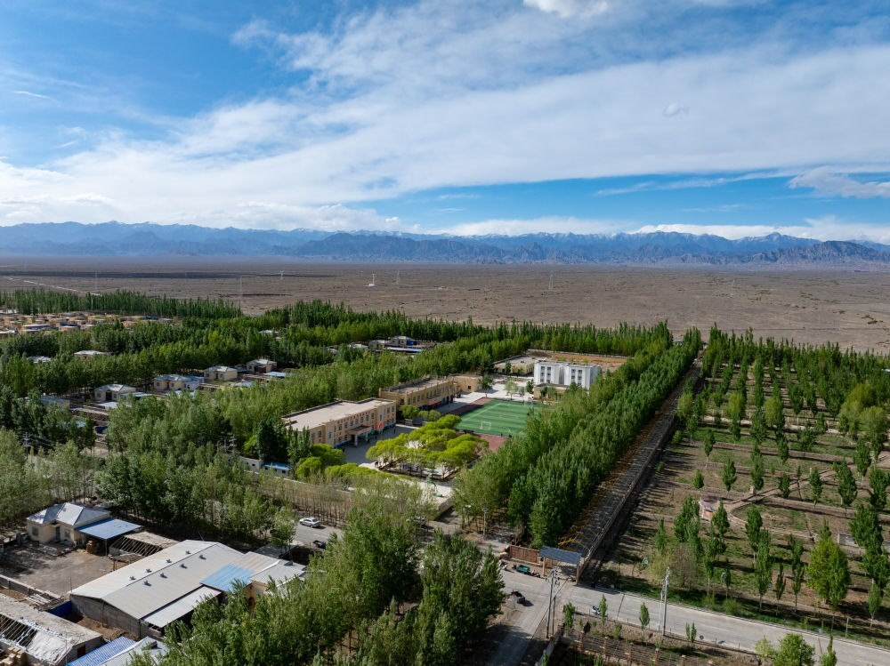 這是4月23日在新疆克州阿圖什市哈拉峻鄉(xiāng)拍攝的謝依特小學(xué)（無人機(jī)照片）。